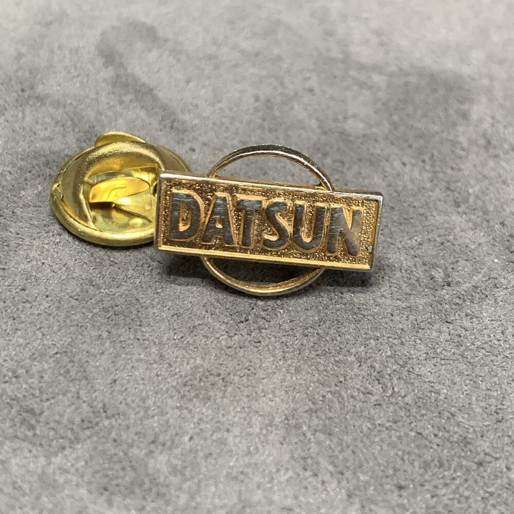 Vintage Datsun Car Company Emblem Badge Gold Tone Tie Tack Pin Pinback